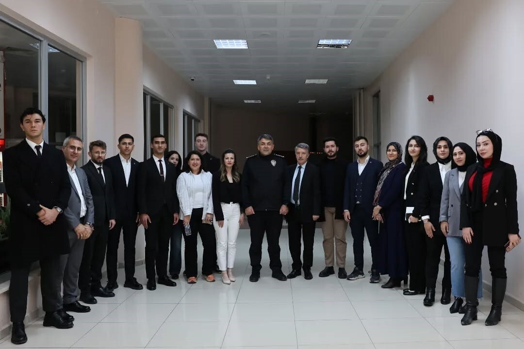 ERZURUM İL EMNİYET MÜDÜRÜ  ONUR KARABURUN, ATATÜRK ÜNİVERSİTESİ HUKUK FAKÜLTESİ ÖĞRENCİLERİ İLE...
