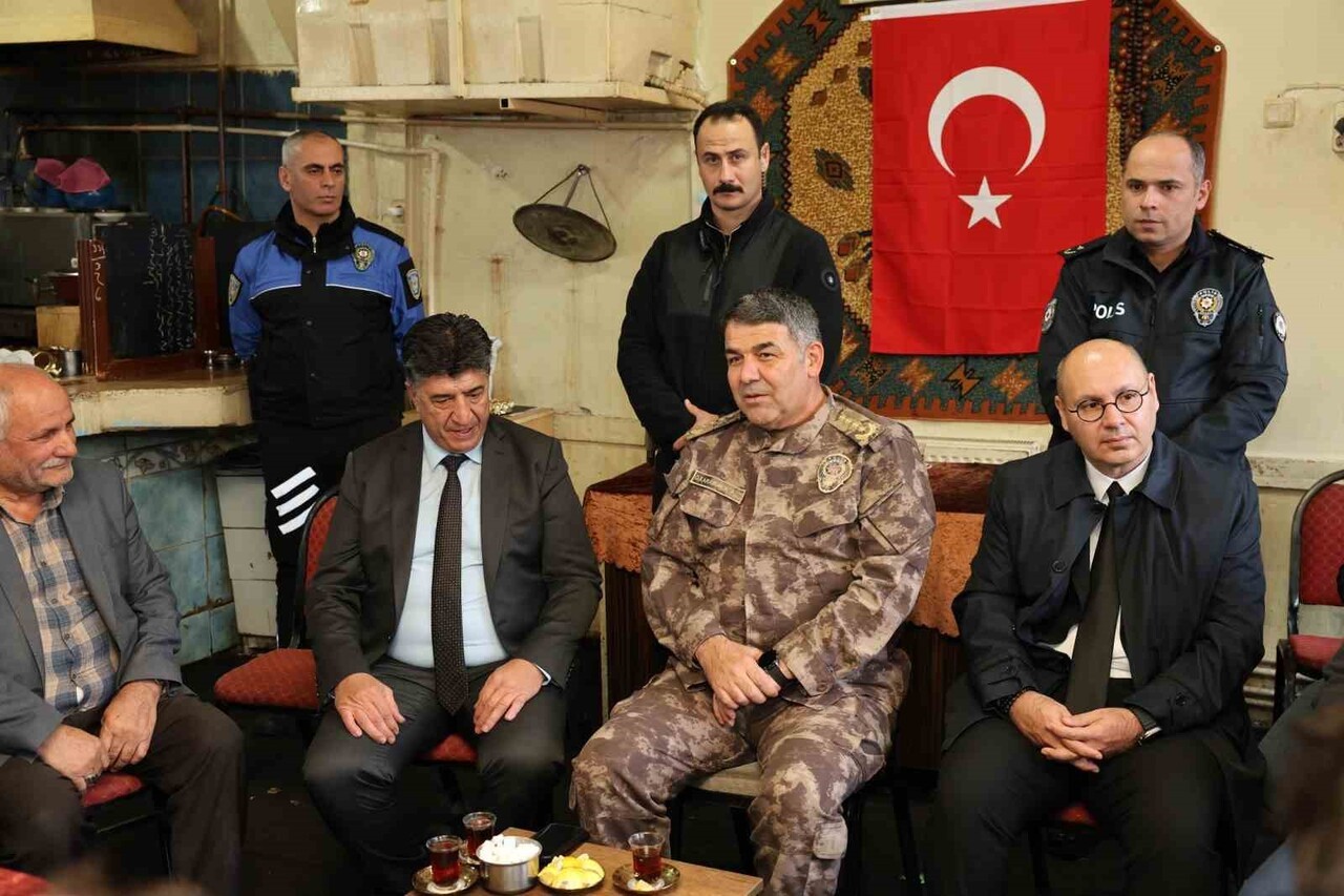 ERZURUM İL EMNİYET MÜDÜRÜ ONUR KARABURUN, PASİNLER İLÇESİ ‘HUZUR TOPLANTISI’ BULUŞMASINDA...