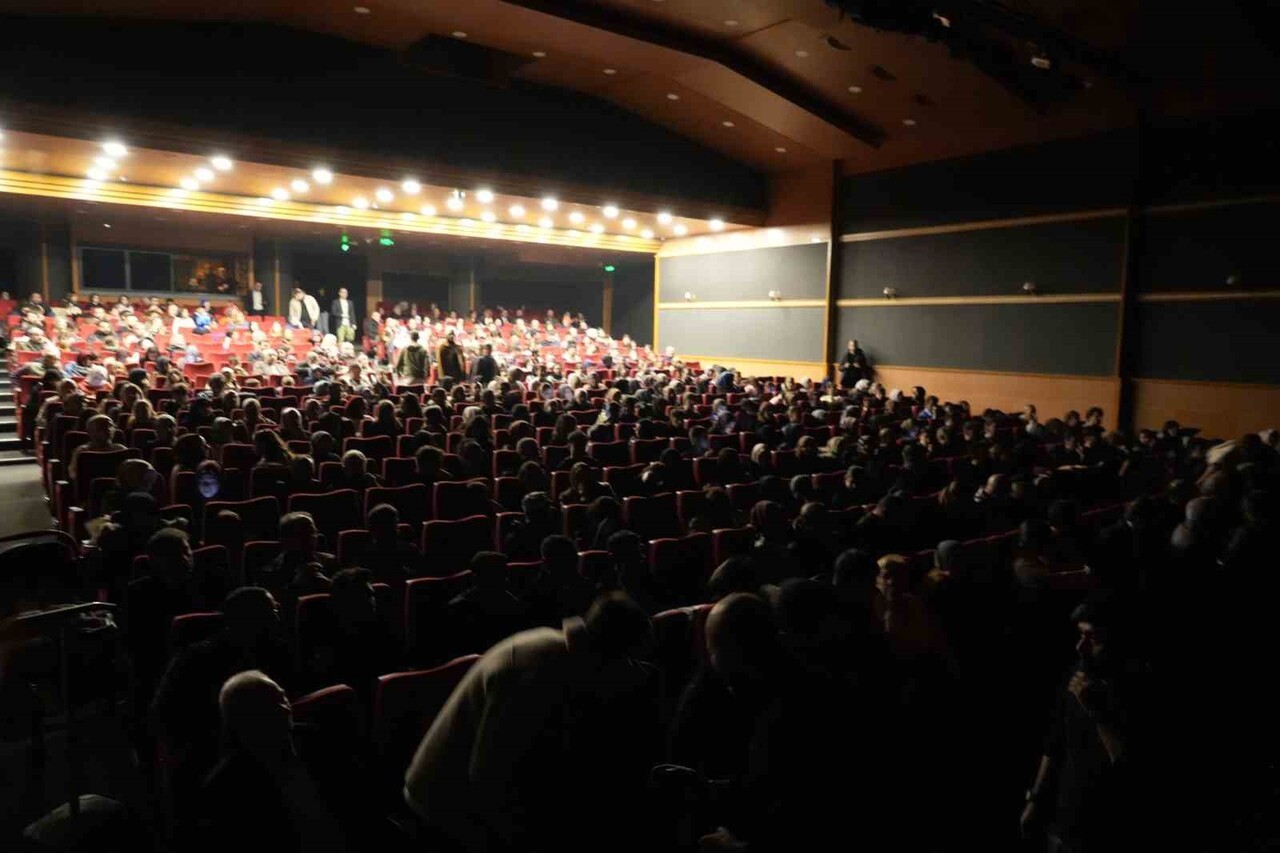 ERZURUM ŞEHİR TİYATROSU’NUN SAHNEYE KOYDUĞU "KILIBIK HAYRULLAH" OYUNU YOĞUN İLGİ GÖRDÜ.