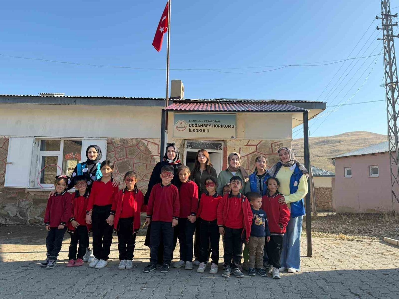 ERZURUM’UN NARMAN İLÇESİNDEN GÖNÜLLÜ GENÇLER VE GENÇLİK MERKEZİ PERSONELİ KARAÇOBAN İLÇESİNE GÖNÜL...