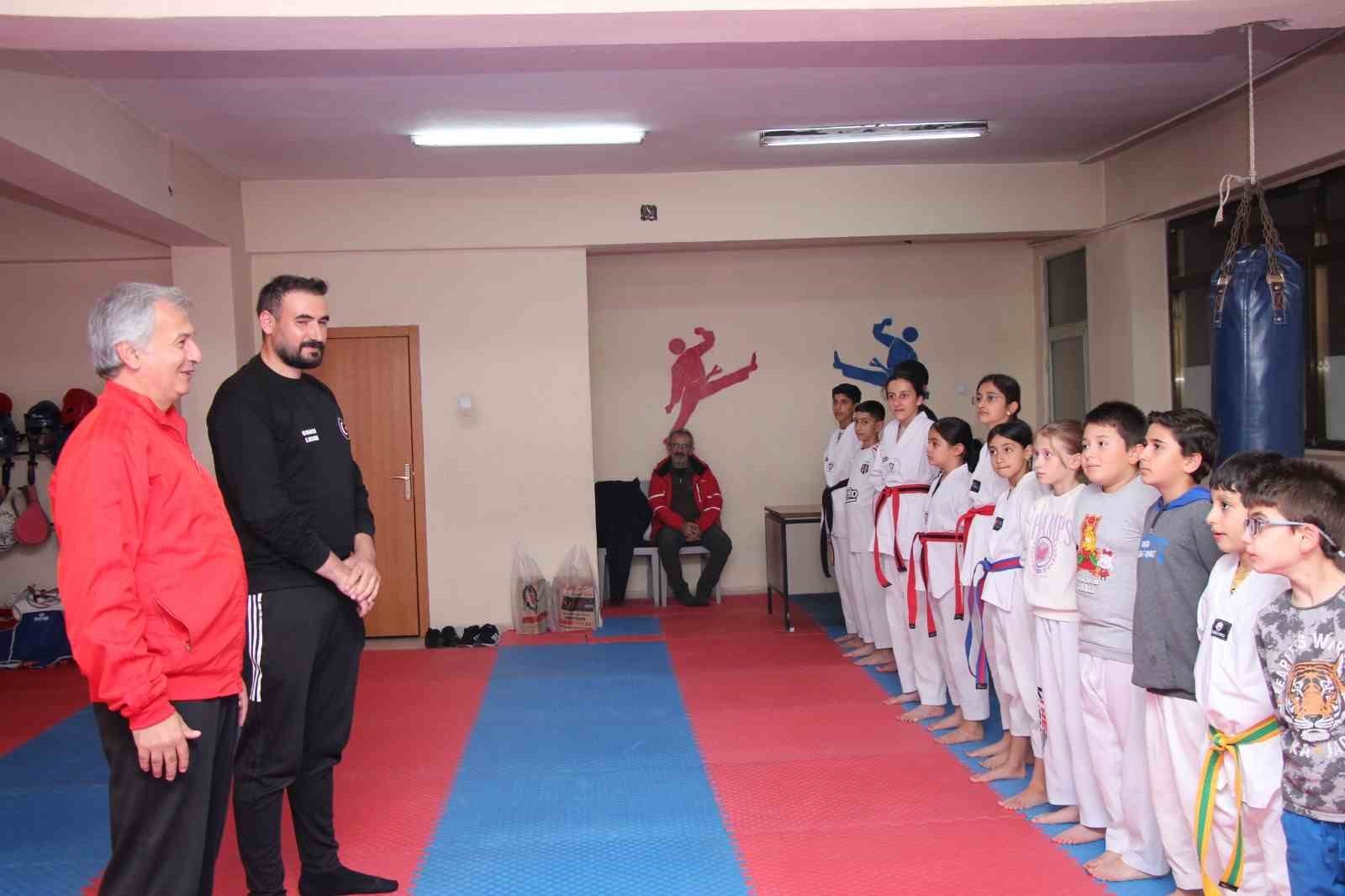 ERZURUM’UN OLTU İLÇESİNDE 25 YIL ÖNCE TEKVANDO SPORUYLA TANIŞAN MİLLİ TAKIM ANTRENÖRÜ EKREM...