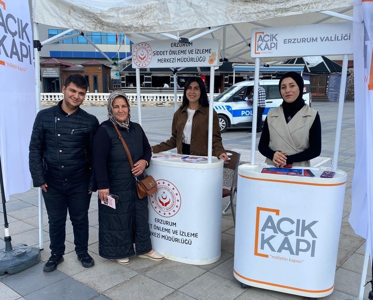 ERZURUM VALİLİĞİ AÇIK KAPI ŞUBE MÜDÜRLÜĞÜ  HALKIMIZIN YOĞUN OLARAK BULUNDUĞU ALANLARDA STANT...