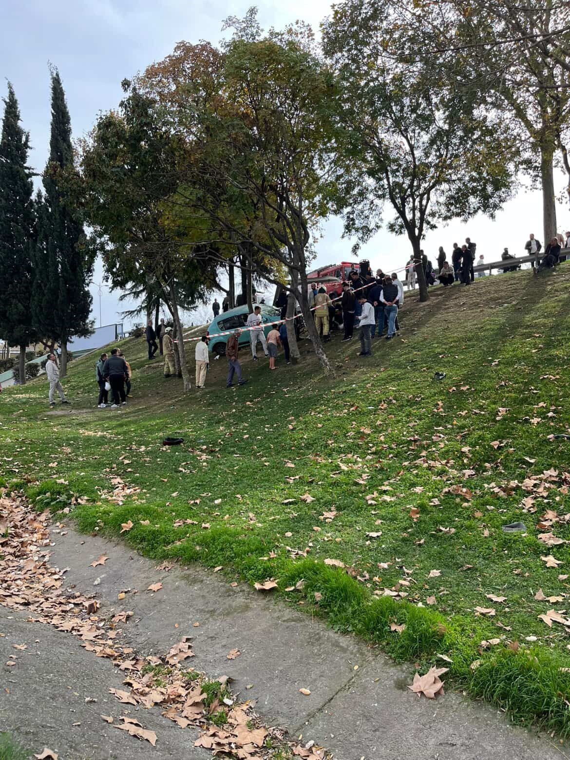 ESENLER O-3 OTOYOLU İSTOÇ İSTİKAMETİNDE KONTROLDEN ÇIKAN OTOMOBİL BARİYERLERİ AŞARAK AĞAÇLIK ALANA...