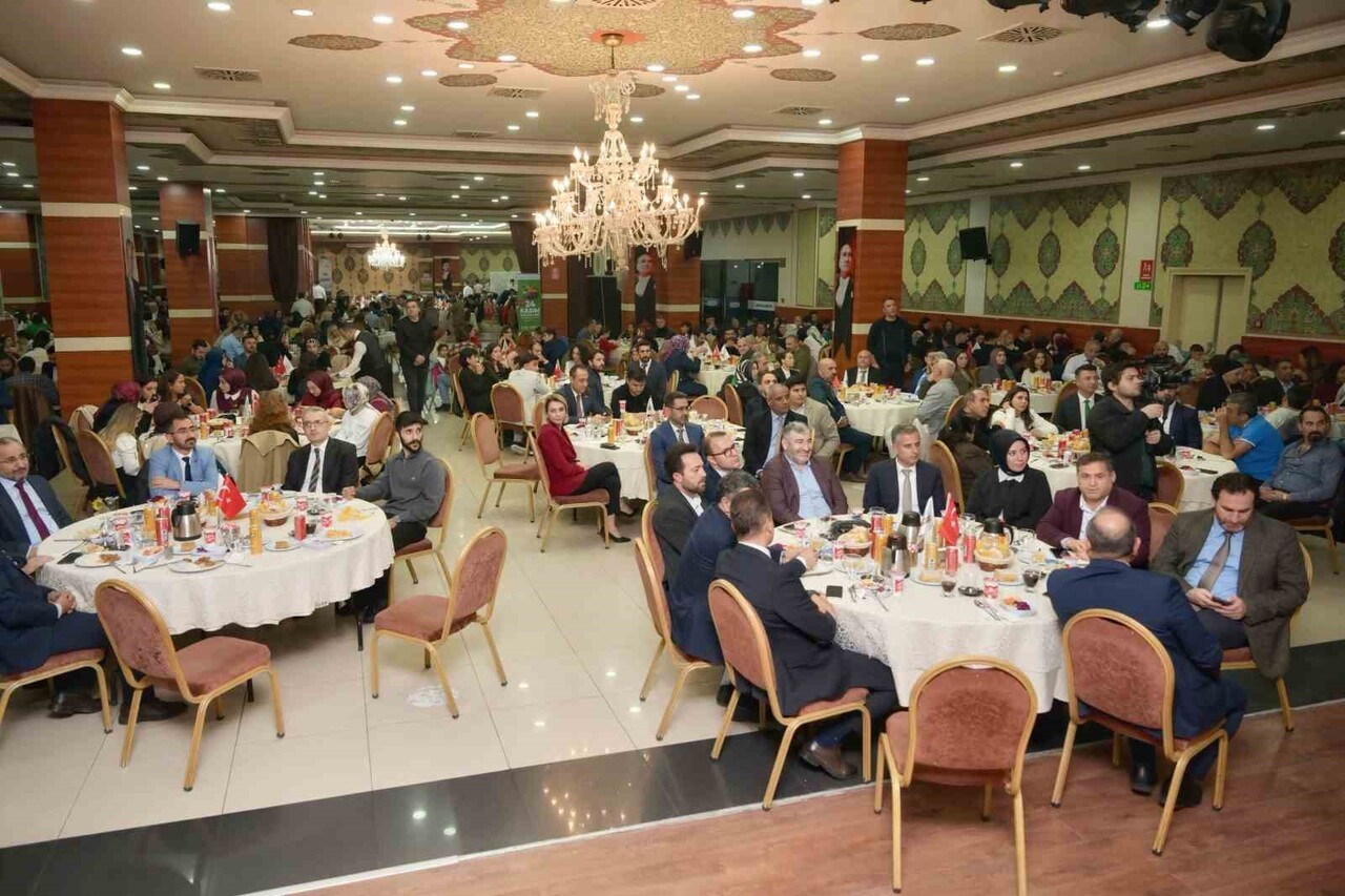 ESENYURT’TA 24 KASIM ÖĞRETMENLER GÜNÜ DOLAYISIYLA İLÇEDE GÖREV YAPAN ÖĞRETMENLER İÇİN ÖZEL BİR...