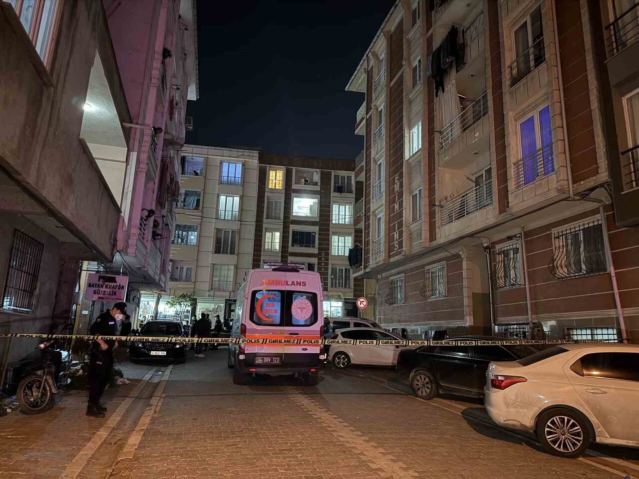 ESENYURT’TA BİR BİNANIN BODRUM KATINDAN YAPILAN İLAÇLAMA NEDENİYLE BİNA SAKİNLERİNDEN BİRİ BEBEK 4...