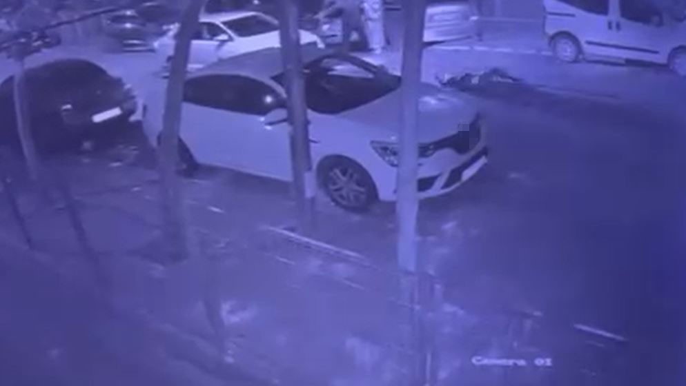 ESENYURT’TA YOLUN KARŞISINA GELEN ADAMA OTOMOBİL ÇARPTI. YARALI VE SÜRÜCÜNÜN ARASINDA TARTIŞMA...