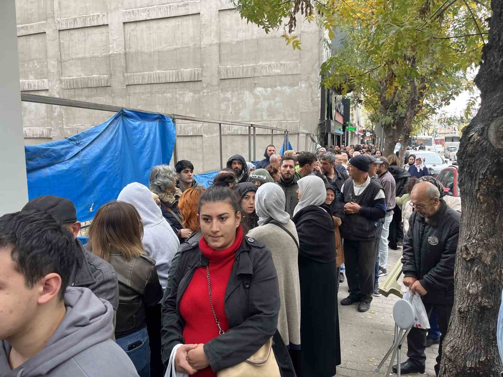 ESKİŞEHİR'DE 'YÜZYILIN KONUT PROJESİ'NE BAŞVURULARIN BAŞLAMASIYLA BİRLİKTE İLGİLİ ŞUBELERİNİN...