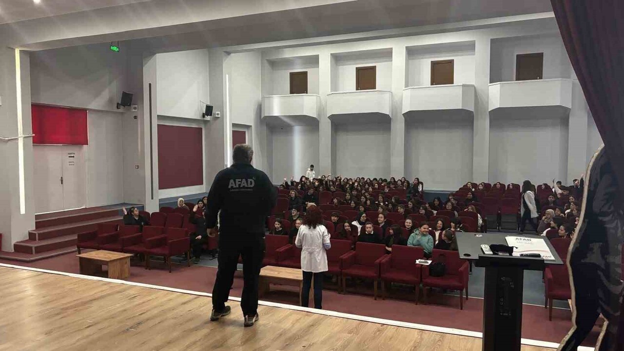 ESKİŞEHİR'DE AFAD İL MÜDÜRLÜĞÜ EKİPLERİ TARAFINDAN, LİSE ÖĞRENCİLERİNE AFET VE YANGIN FARKINDALIK...