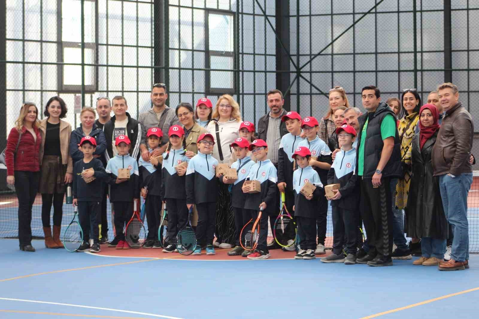 ESKİŞEHİR'DE ANADOLU ÜNİVERSİTESİ SPOR KULÜBÜ KIŞ OKULUNDA MİNİKLER EĞİTİMLERİNE DEVAM...