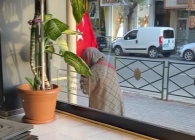 ESKİŞEHİR'DE BAŞÖRTÜLÜ KADININ BİR İŞLETMENİN ÖNÜNDE ASILI OLAN TÜRK BAYRAĞINI DEFALARCA ÖPÜP...