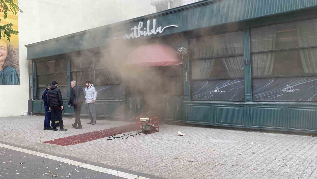 ESKİŞEHİR'DE BİR OTELİN ALTINDA BULUNAN RESTORANDA ÇIKAN YANGIN SEBEBİYLE 152 KİŞİ TEDBİREN...