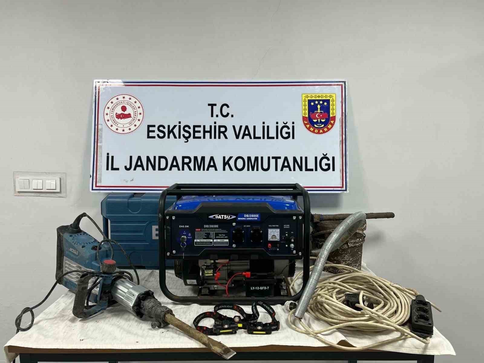 ESKİŞEHİR'DE KAÇAK KAZI YAPARKEN JANDARMA EKİPLERİ TARAFINDAN SUÇÜSTÜ YAKALANAN 4 ŞÜPHELİ HAKKINDA...