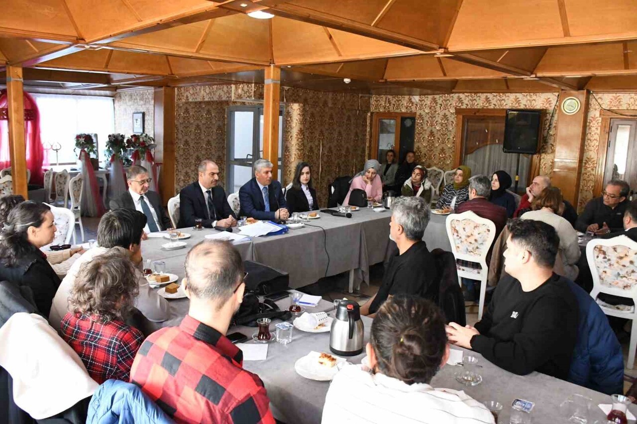 ESKİŞEHİR'DE ÖĞRETMENLERLE TOPLANTIYA KATILAN MİLLÎ EĞİTİM BAKANLIĞI BAŞMÜFETTİŞİ ORHAN TUNÇ...