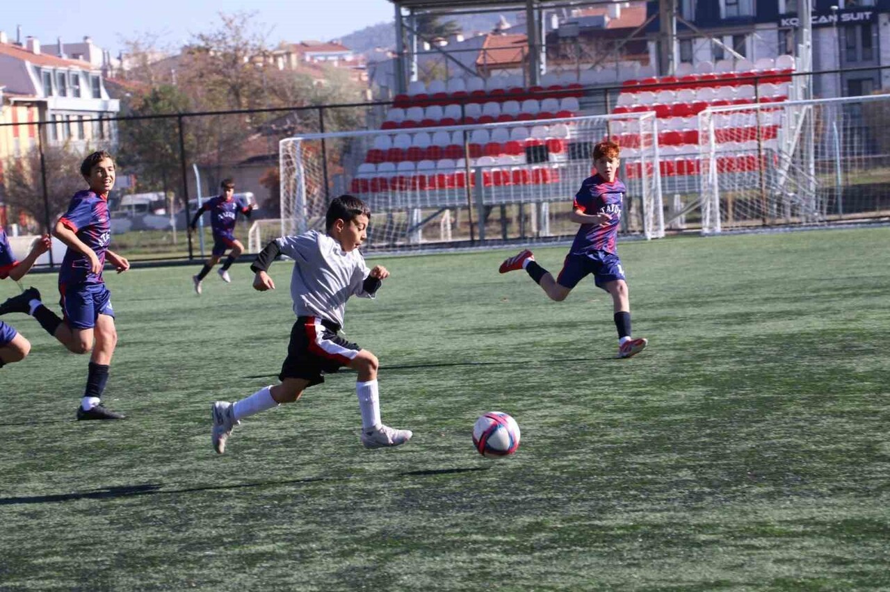 ESKİŞEHİR'DE OKUL SPORLARI YILDIZ ERKEK FUTBOL MÜSABAKALARI'NDA ÖĞRENCİLER FUTBOL HÜNERLERİNİ...