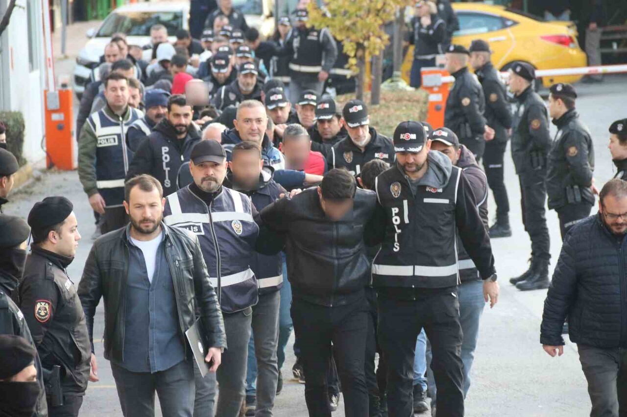 ESKİŞEHİR'DE, SİLAHLI ORGANİZE SUÇ ÖRGÜTÜNE YÖNELİK DÜZENLENEN OPERASYONDA YAKALANAN VE ARALARINDA...