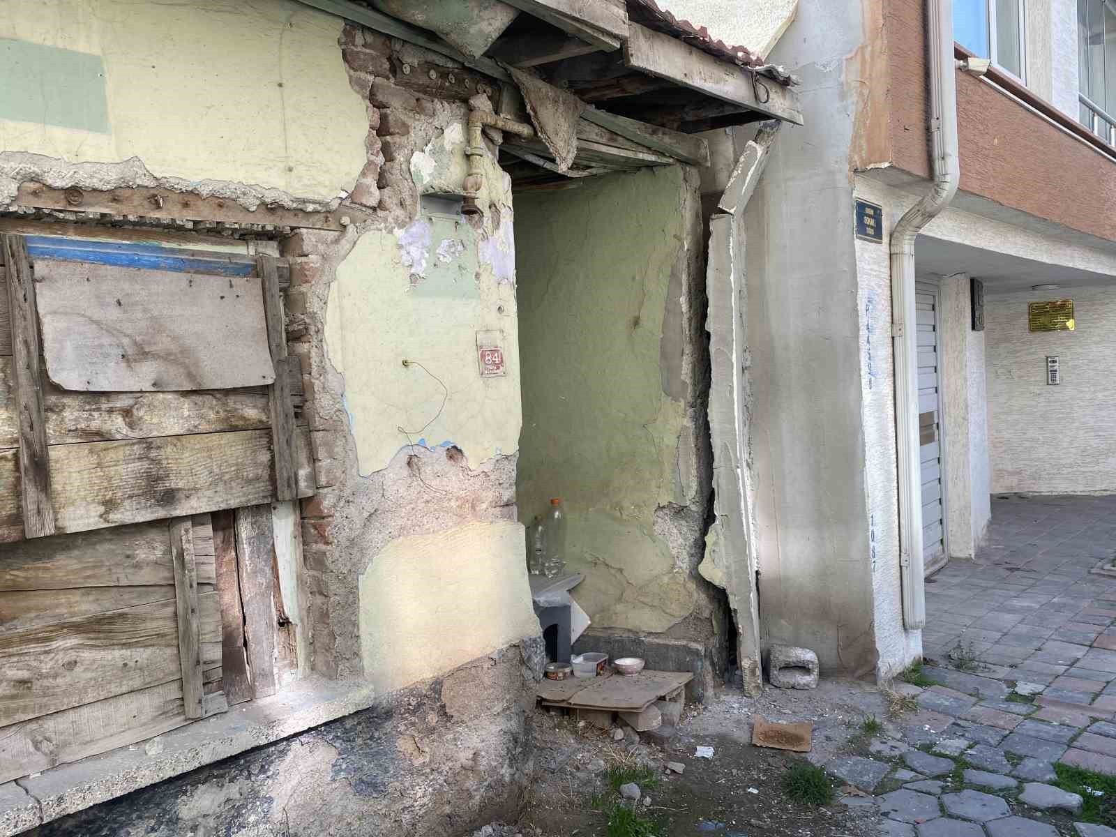 ESKİŞEHİR'DE YAKLAŞIK 5 YILDIR METRUK HALDE OLDUĞU BELİRTİLEN VE DUVARLARINDA HASAR OLUŞTUĞU...