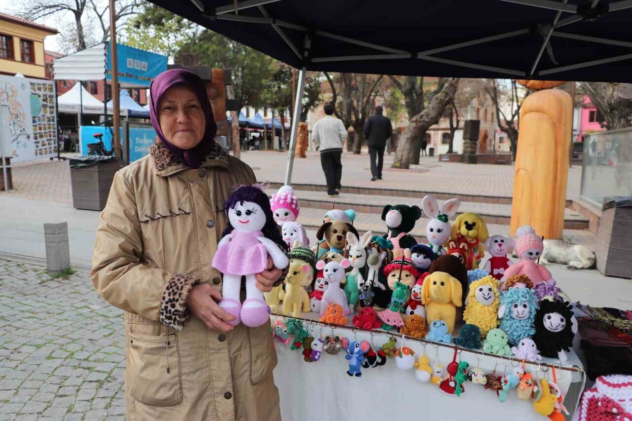 ESKİŞEHİR'DE YAKLAŞIK 5 YILDIR ÖRGÜ BEBEK YAPAN 58 YAŞINDAKİ NAZMİYE KÖYMEN, TARİHİ ODUNPAZARI...