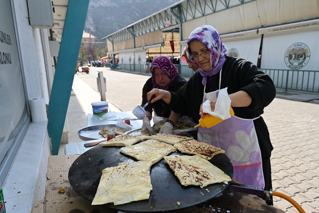 ESKİŞEHİR'İN İNÖNÜ İLÇESİNDEKİ KADINLAR, İNÖNÜ BELEDİYE BAŞKANI SERHAT HAMAMCI'YA YAPTIKLARI...