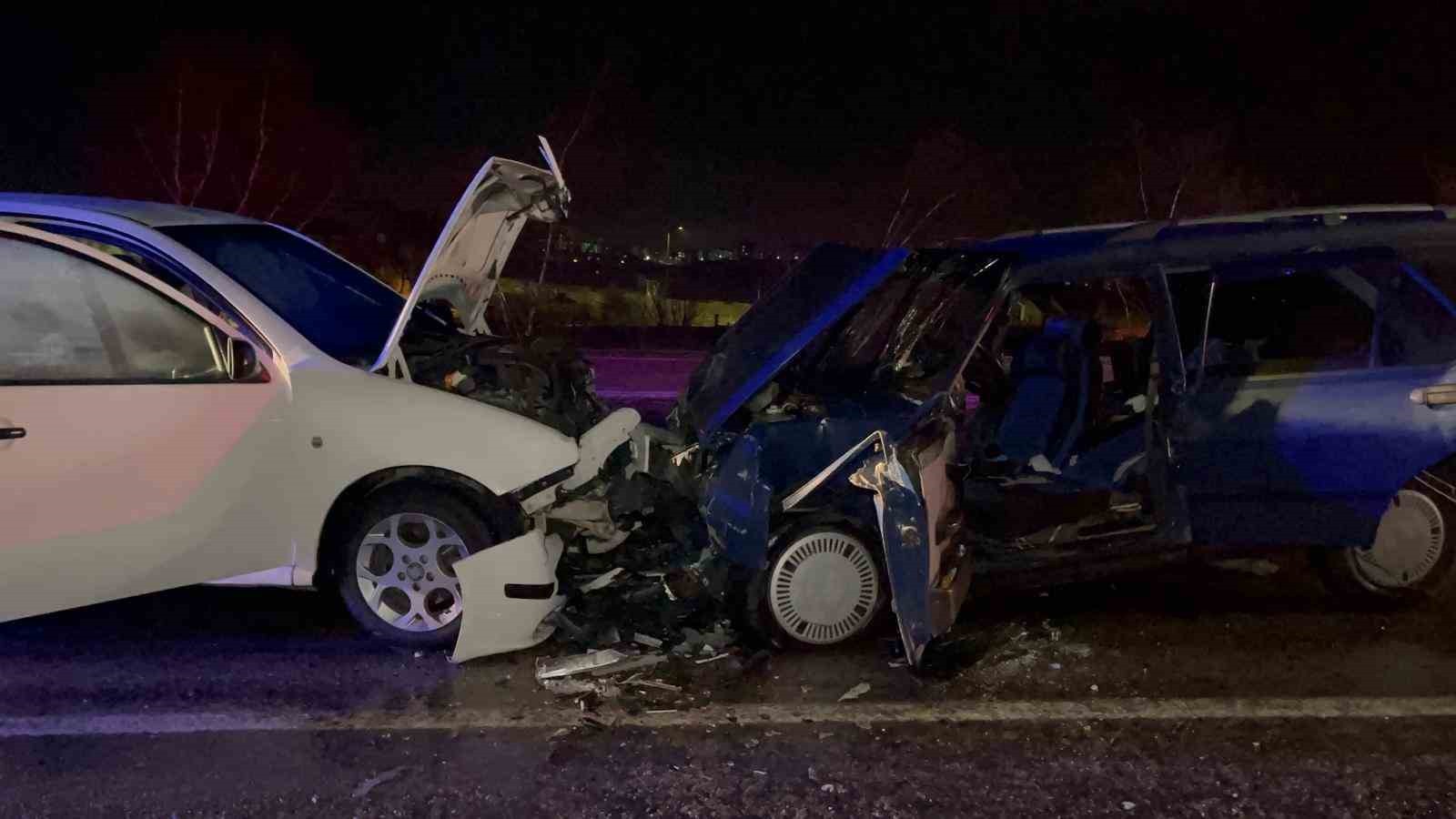 ESKİŞEHİR-AFYONKARAHİSAR KARAYOLUNDA YAĞMURDAN DOLAYI KAYGANLAŞAN YOLDA KONTROLDEN ÇIKAN...