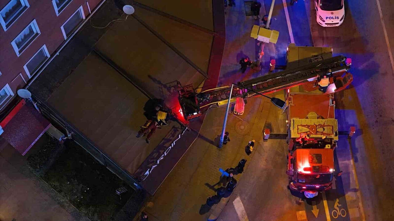 ESKİŞEHİR’DE 8 KATLI BİR APARTIN 2’NCİ KATINDAN BİNANIN ALTINDAKİ KAFENİN TENTESİNE DÜŞEN ALKOLLÜ...