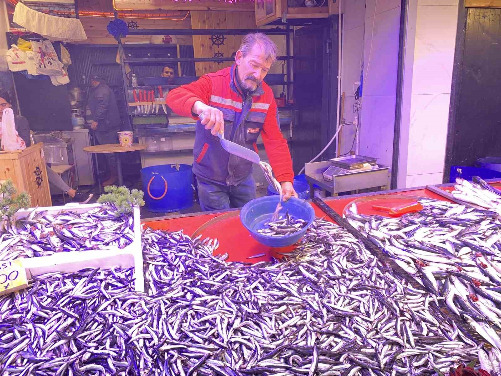 ESKİŞEHİR’DE TEZGAHLARDA 100 TL’YE YER BULAN HAMSİ YOĞUN İLGİ GÖRÜRKEN, BU SENE AZ OLAN PALAMUTUN...