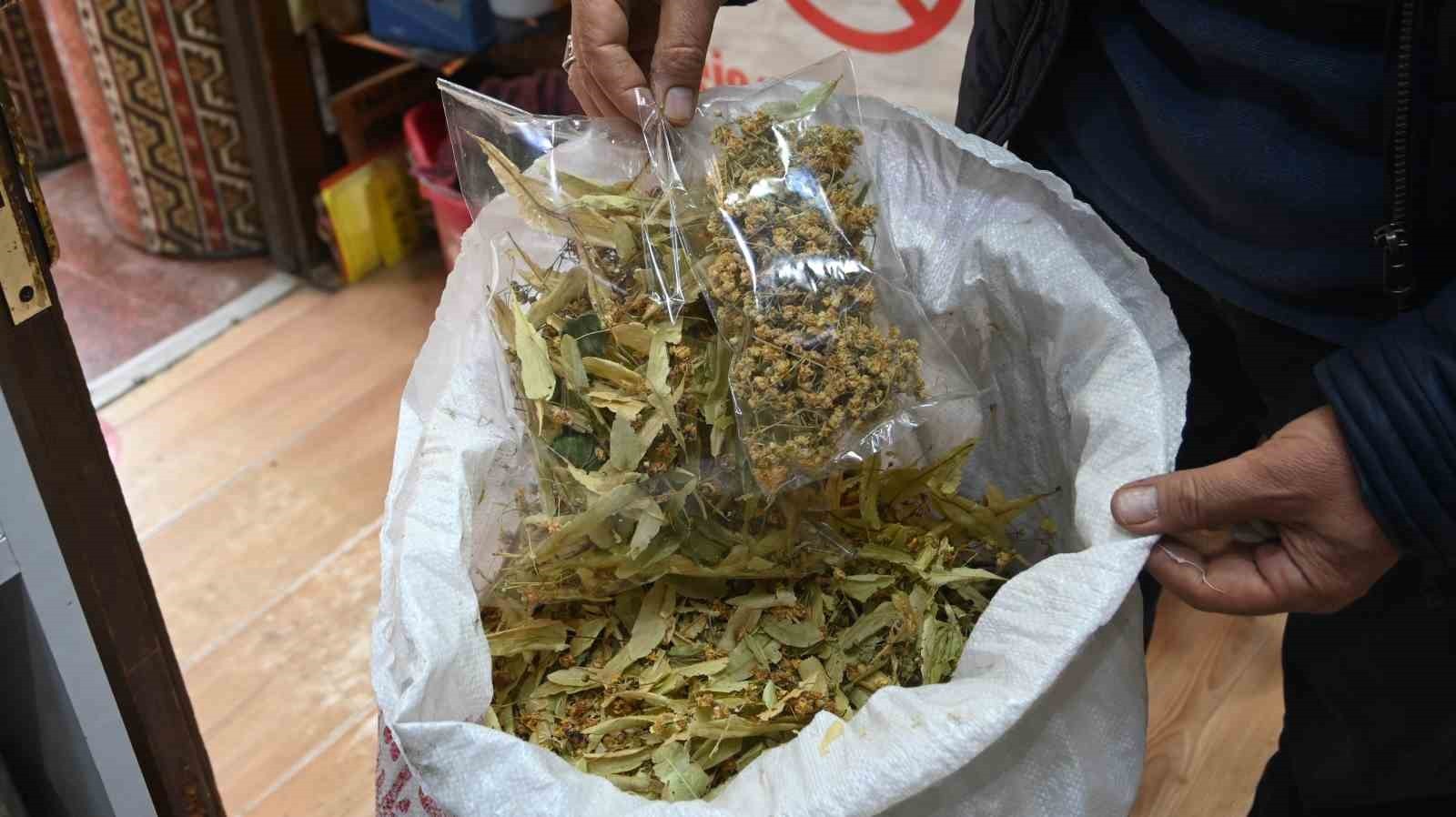 ESKİŞEHİR’DE UZUN YILLARDIR AKTARLIK YAPANN METİN AĞILÖNÜ, VATANDAŞLARI SALLAMA ÇAY KULLANIMINA...