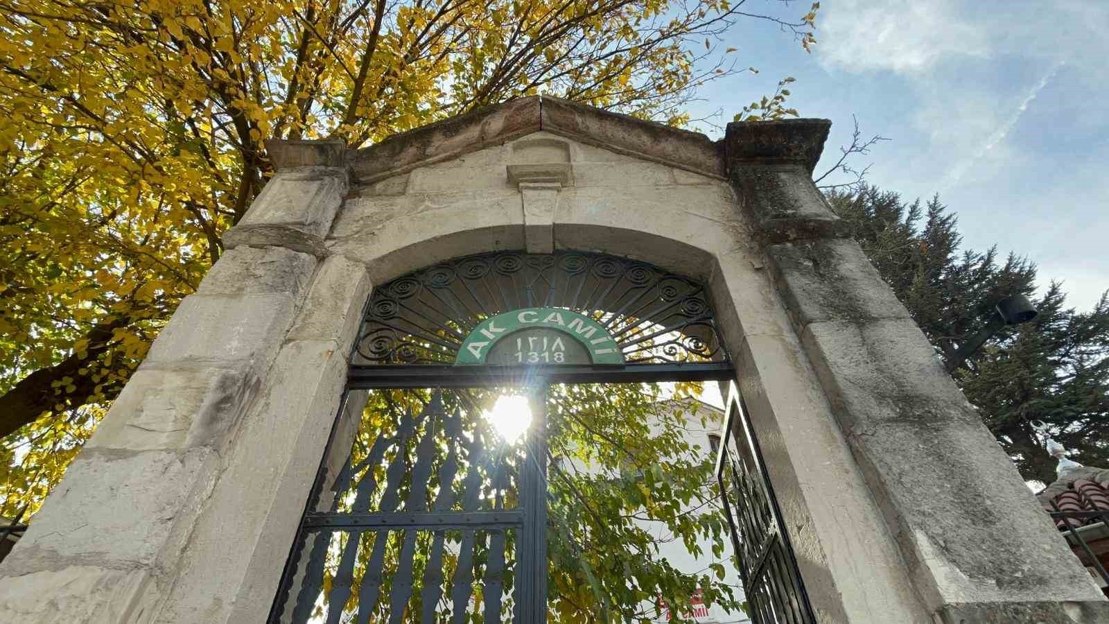 ESKİŞEHİR’İN TARİHİ ODUNPAZARI BÖLGESİNDE OLAN VE 1318 YILINDA HAMAM OLARAK İNŞA EDİLEN AK CAMİ...