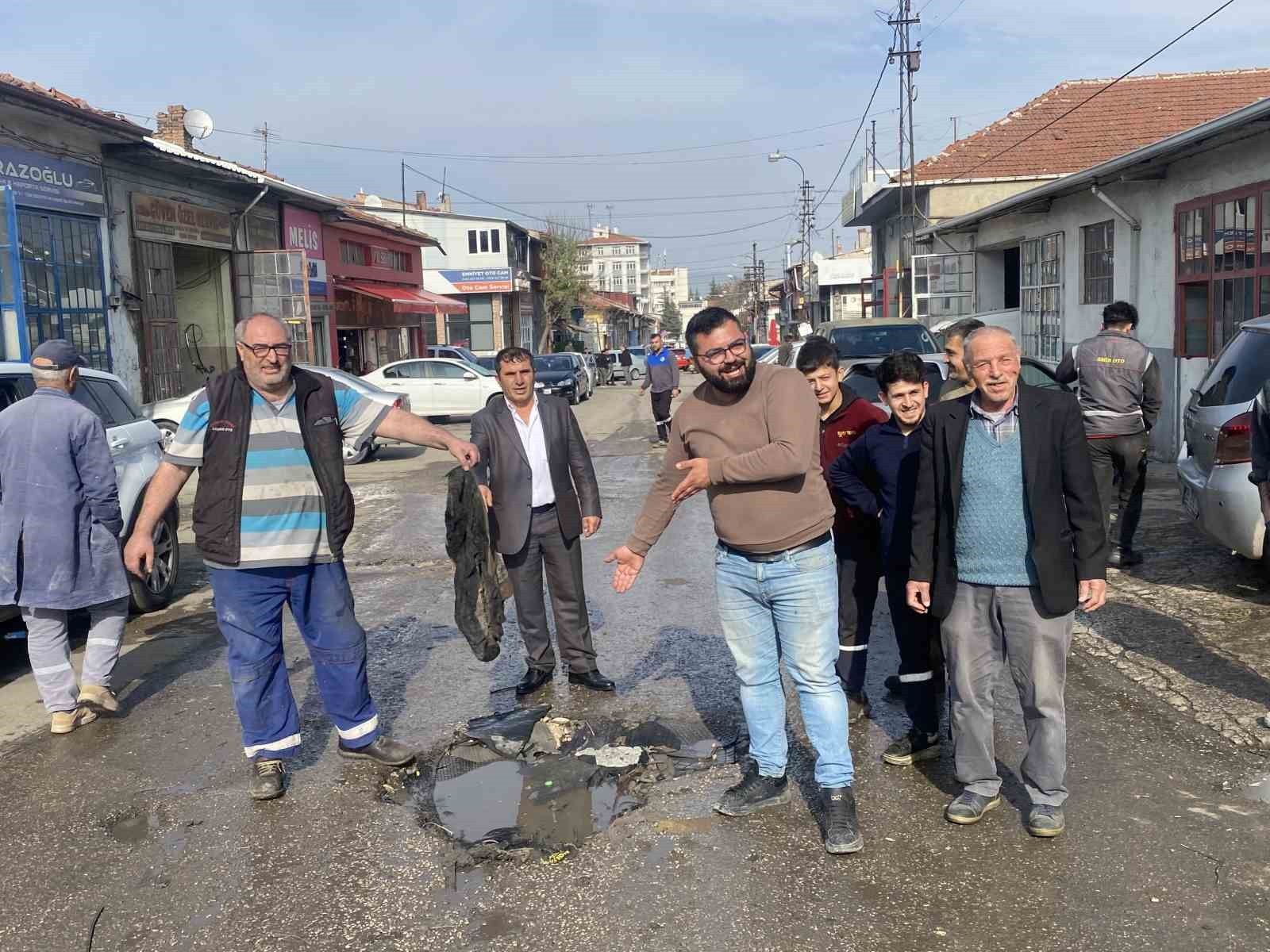 ESKİŞEHİR KÜÇÜK SANAYİ BÖLGESİ’NDE ESNAFIN ŞİKAYETLERİNİ ANLATTIĞI ESNADA BİR OTOMOBİLİN SU DOLU...