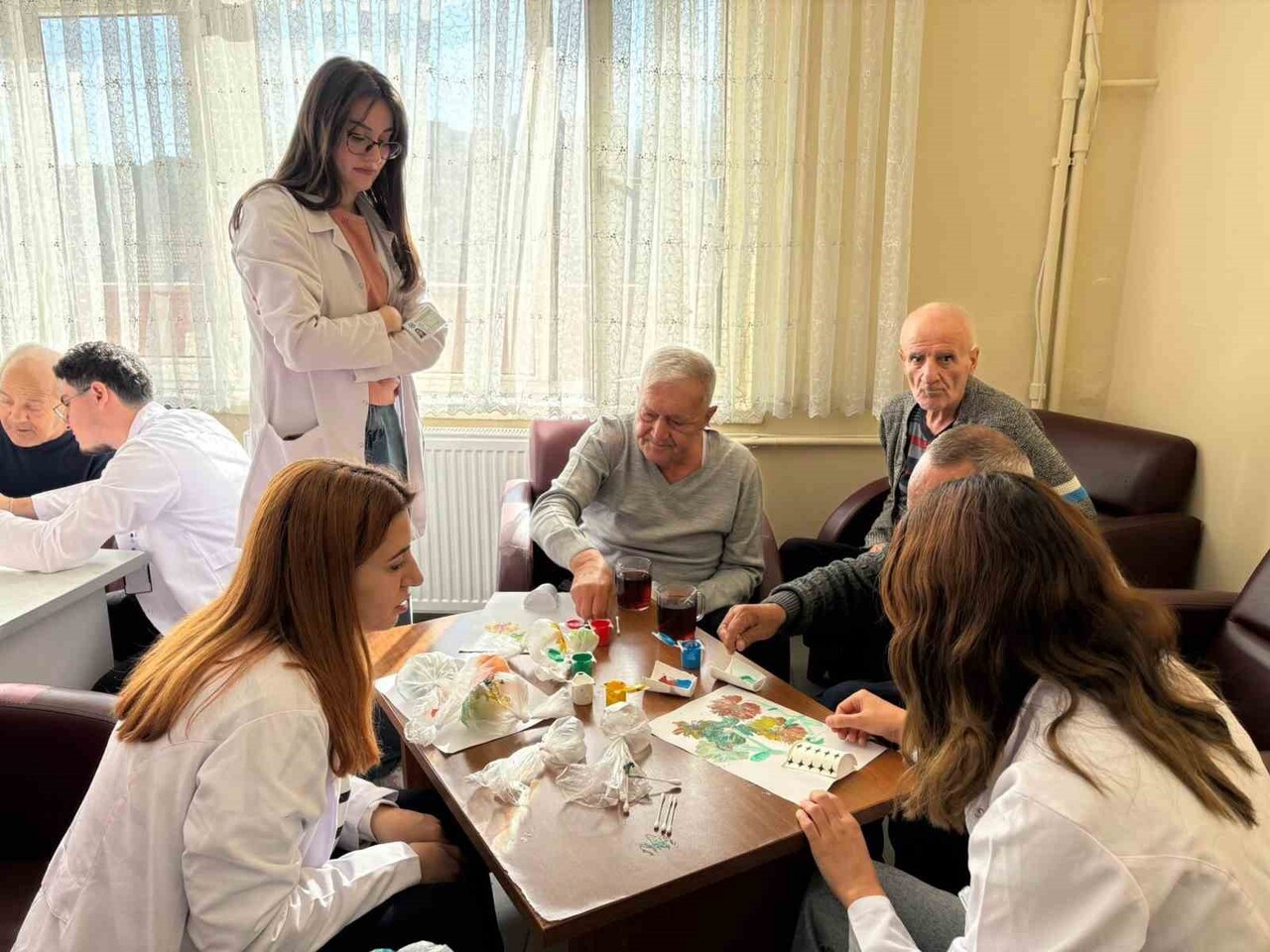 ESKİŞEHİR OSMANGAZİ ÜNİVERSİTESİ (ESOGÜ) HEMŞİRELİK BÖLÜMÜ ÖĞRENCİLERİ, HUZUREVİNDEKİ YAŞLILARIN...