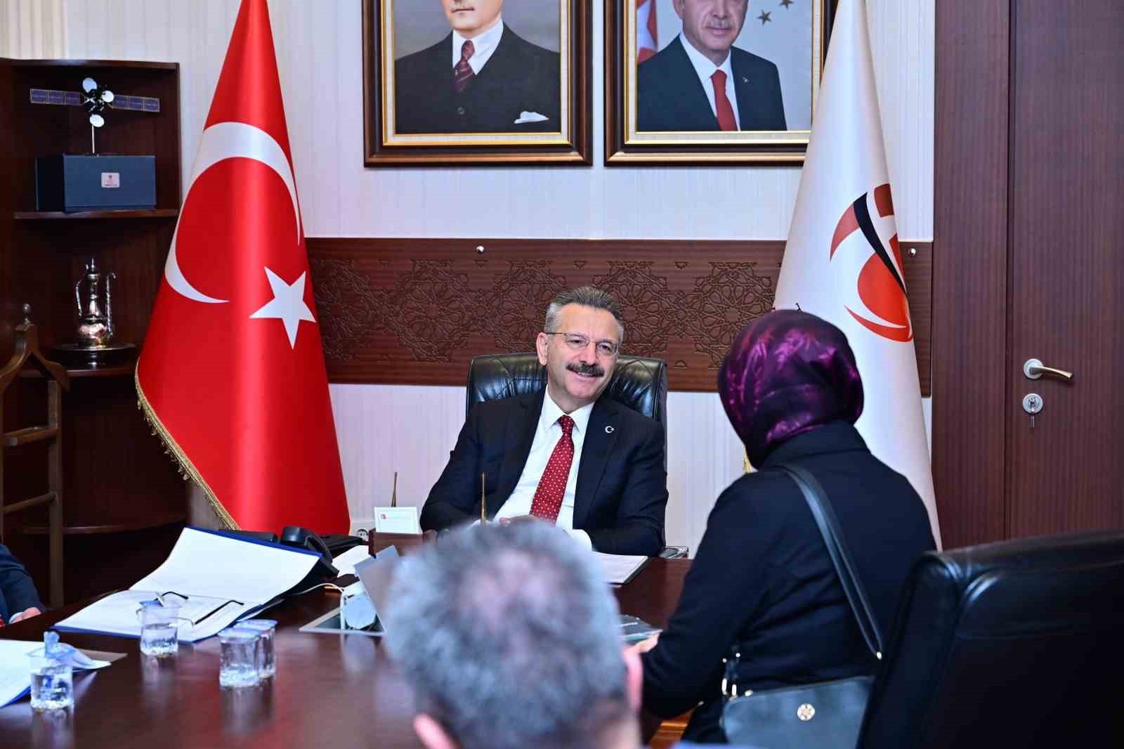 ESKİŞEHİR VALİSİ HÜSEYİN AKSOY, VATANDAŞLARLA TEK TEK GÖRÜŞEREK KENDİSİNE İLETİLEN ŞİKAYET VE...