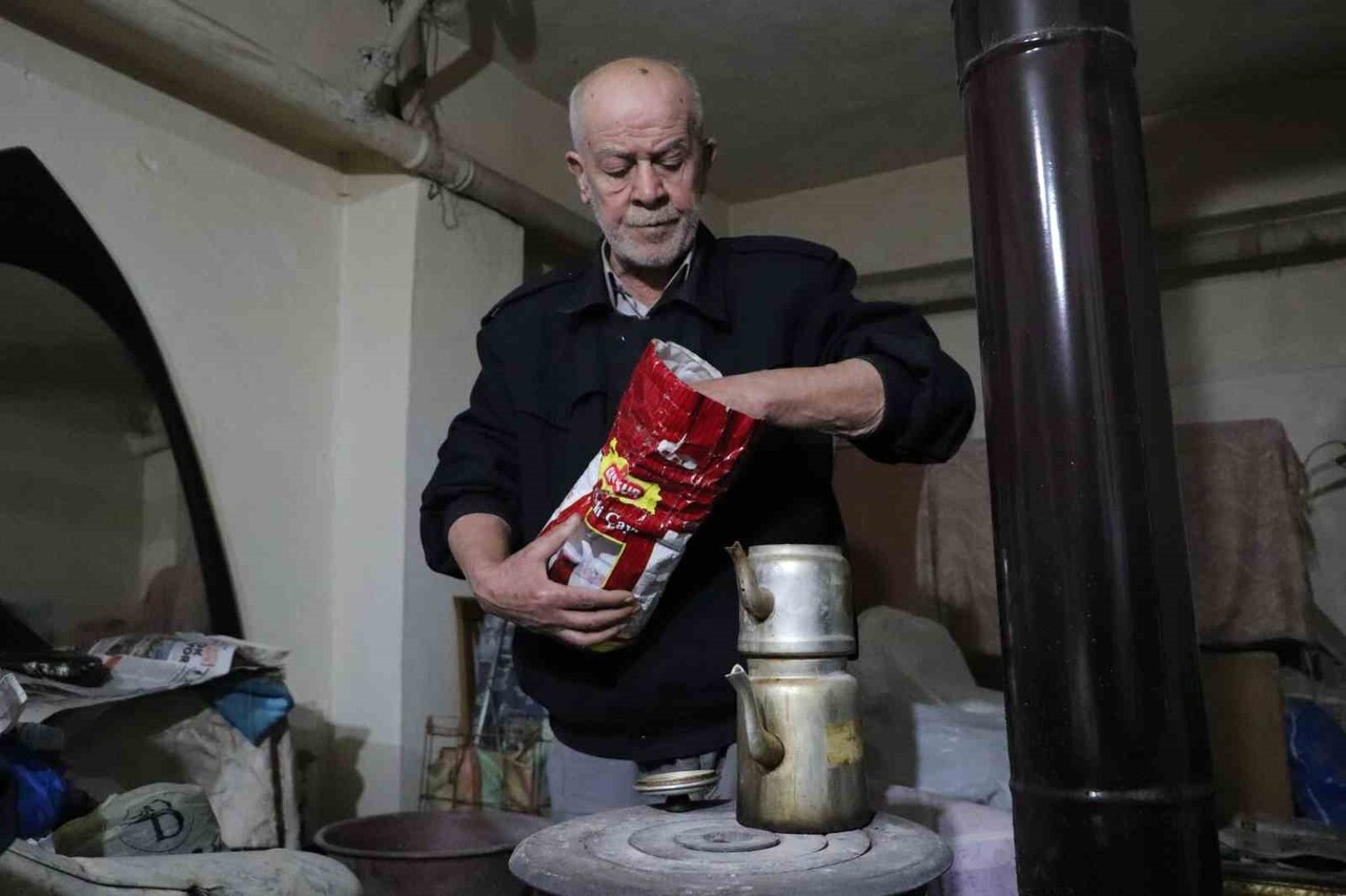 ESKİŞEHİRLİ 75 YAŞINDAKİ HASAN GÜRBÜZ, 15 YILDIR BİR BİNANIN BODRUM KATINDA YAŞIYOR.