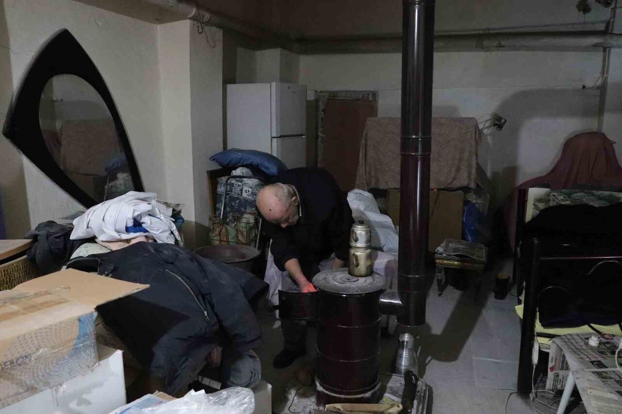 ESKİŞEHİRLİ 75 YAŞINDAKİ HASAN GÜRBÜZ, 15 YILDIR BİR BİNANIN BODRUM KATINDA YAŞIYOR.