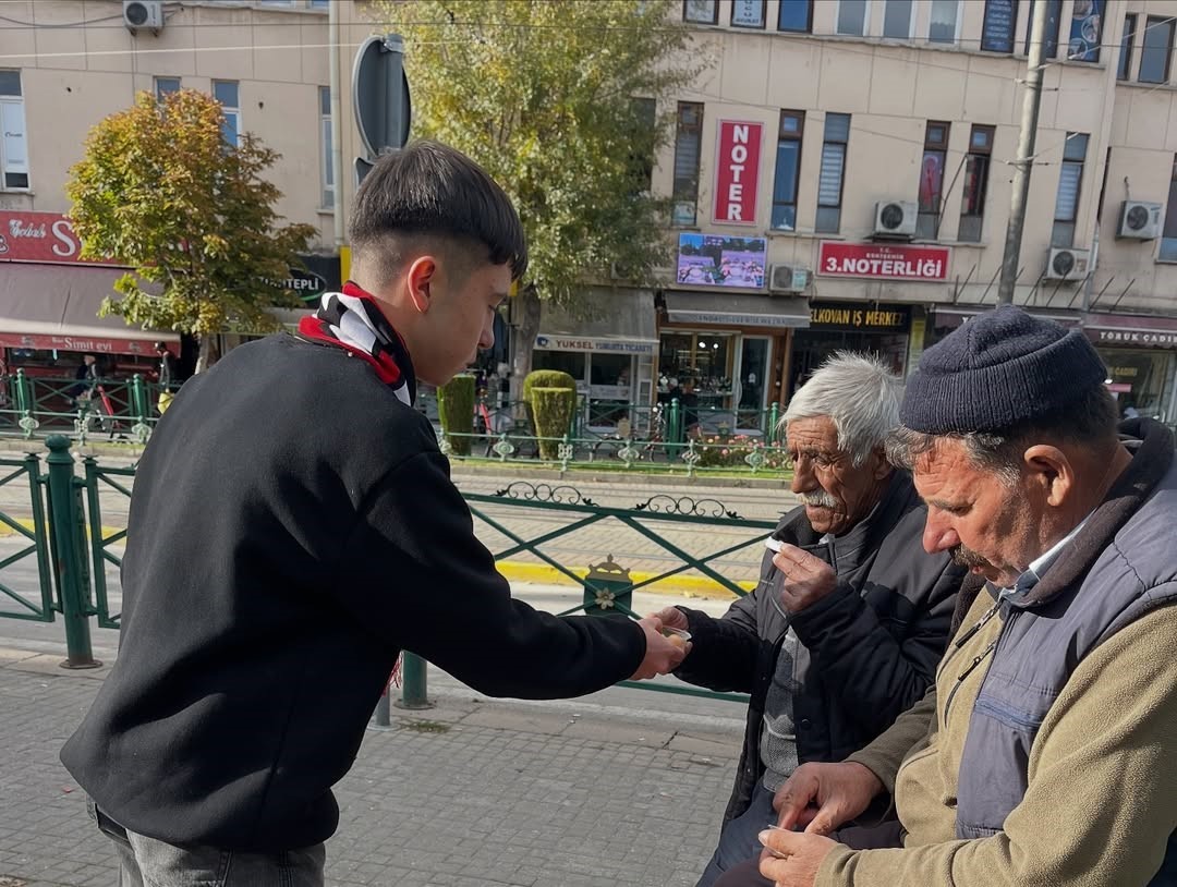 ESKİŞEHİRSPOR TARAFTAR GRUBU ALTES, AZERBAYCAN-GÜRCİSTAN SINIRINDA C130 UÇAĞININ DÜŞMESİ SONUCU...