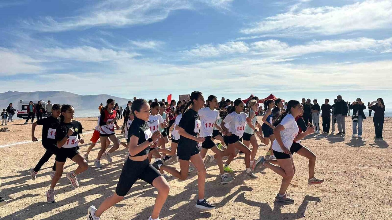 EŞREF AYDIN BÖLGESEL KROS LİGİ YARIŞLARI, 11 İLDEN TOPLAM 300 SPORCU VE ANTRENÖRÜN KATILIMIYLA...