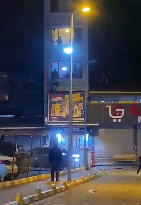 FATİH’TE DÜN AKŞAM SAATLERİNDE BİNADAKİ KOMŞULAR ARASINDA HENÜZ BİLİNMEYEN BİR NEDENLE ÇIKAN...