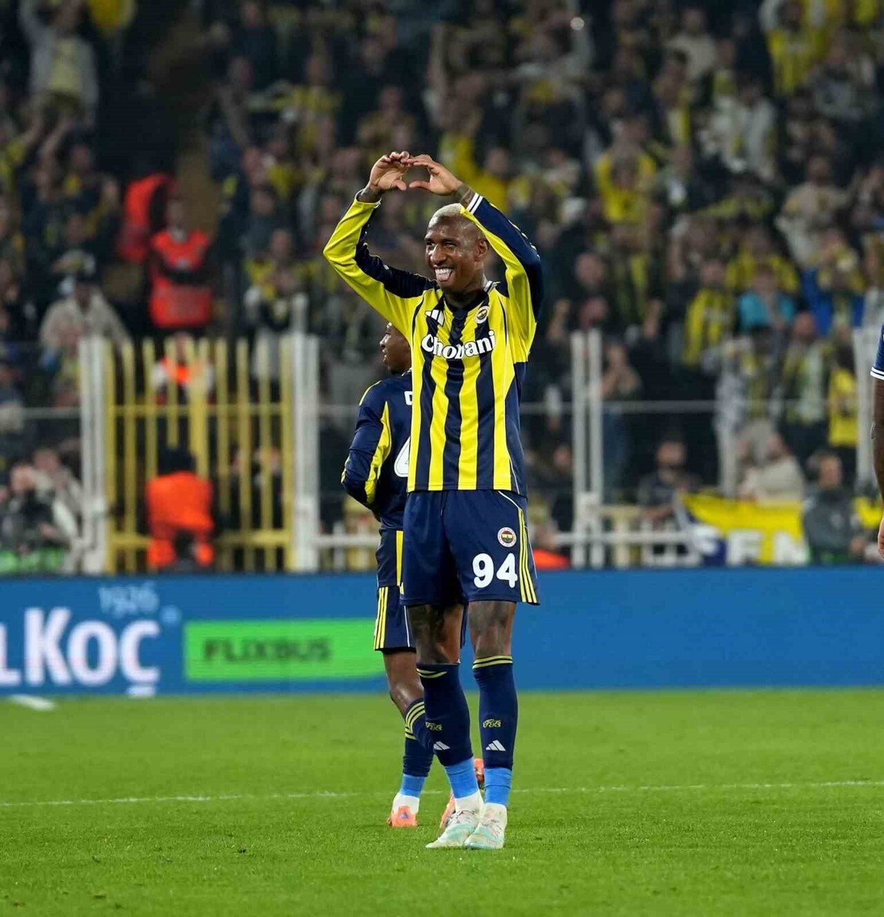 FENERBAHÇE'NİN BREZİLYALI FORVETİ ANDERSON TALİSCA, BU SEZONKİ 8. GOLÜNÜ ATARKEN, AVRUPA LİGİ'NDE...