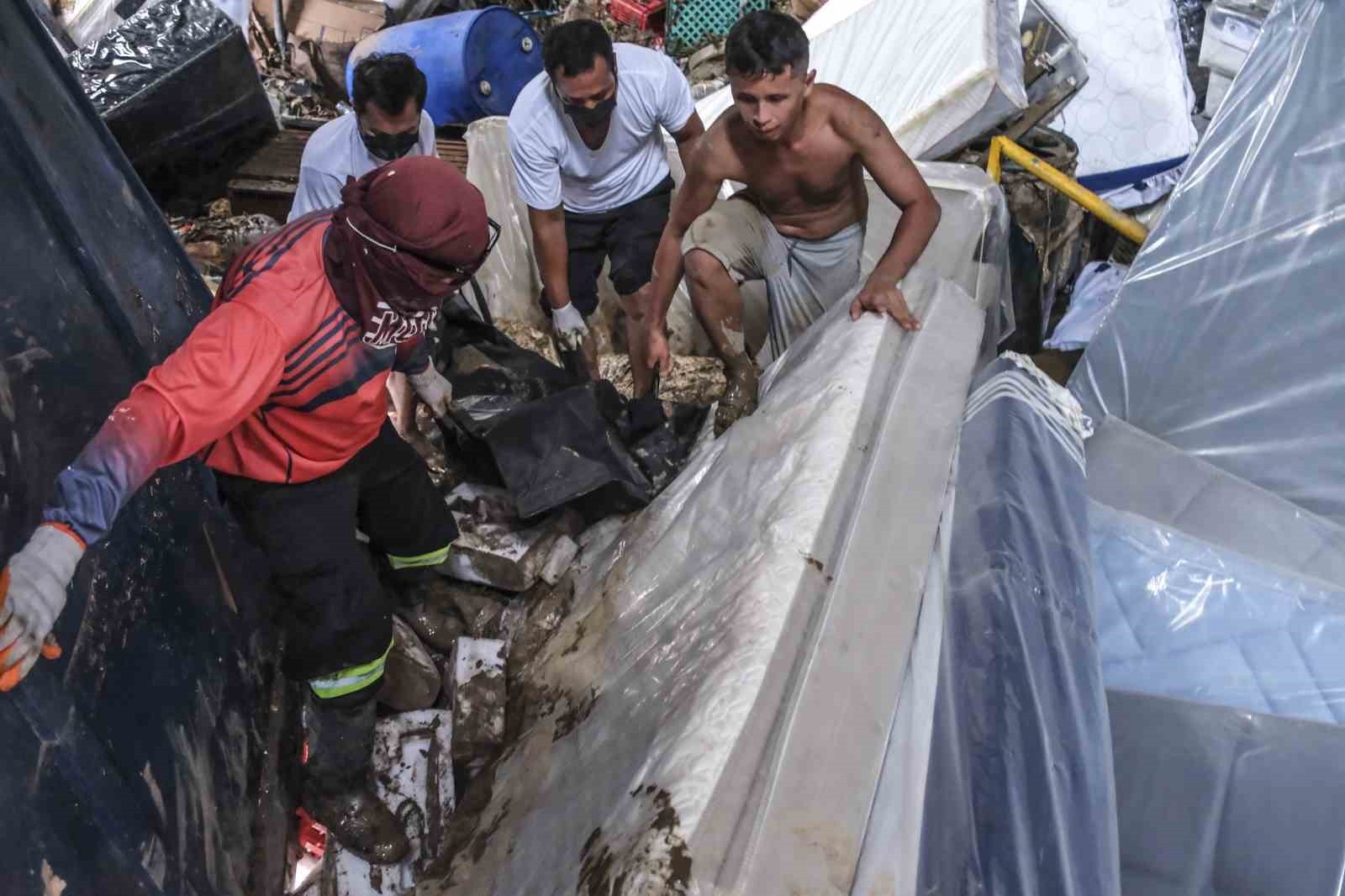 FİLİPİNLER'İN ORTA KESİMLERİNİ VURAN KALMAEGİ TAYFUNU'NDA HAYATINI KAYBEDENLERİN SAYISI 66'YA...