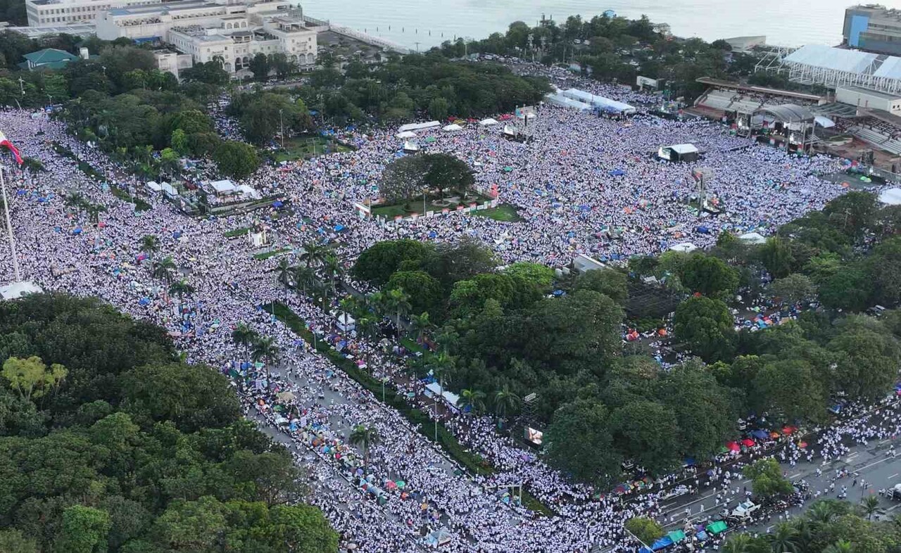 FİLİPİNLER’DE 650 BİNDEN FAZLA KİŞİ, YOLSUZLUK İDDİALARININ ARDINDAN SOKAKLARA DÖKÜLDÜ