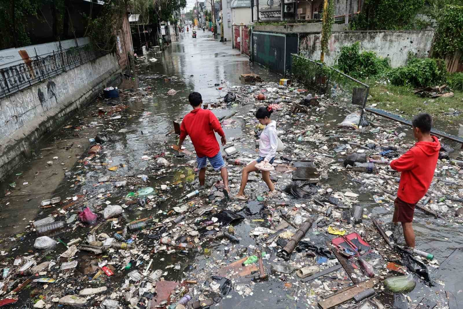 FİLİPİNLER’İ VURAN SÜPER TAYFUN FUNG-WONG’UN NEDEN OLDUĞU SEL VE TOPRAK KAYMALARINDA HAYATINI...