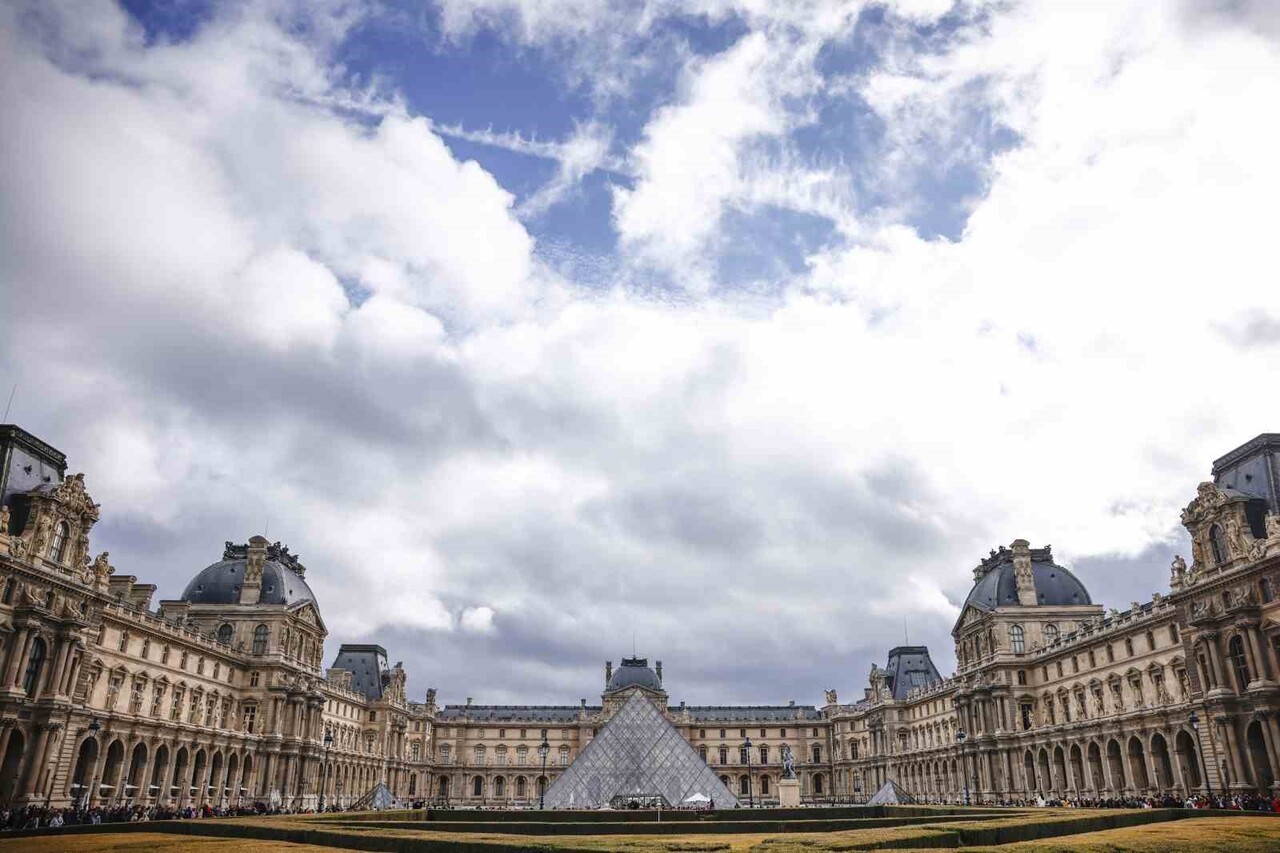 FRANSA'NIN BAŞKENTİ PARİS'TEKİ ÜNLÜ LOUVRE MÜZESİ'NDE YUNAN SERAMİKLERİNİN SERGİLENDİĞİ CAMPANA...