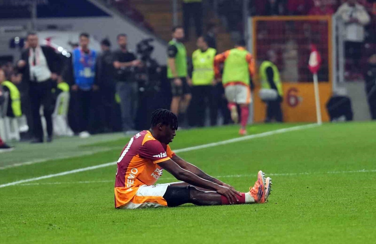 GALATASARAY'IN FİLDİŞİ SAHİLLİ FUTBOLCUSU WİLFRİED SİNGO, GENÇLERBİRLİĞİ MAÇINDA SAKATLIĞINDAN...