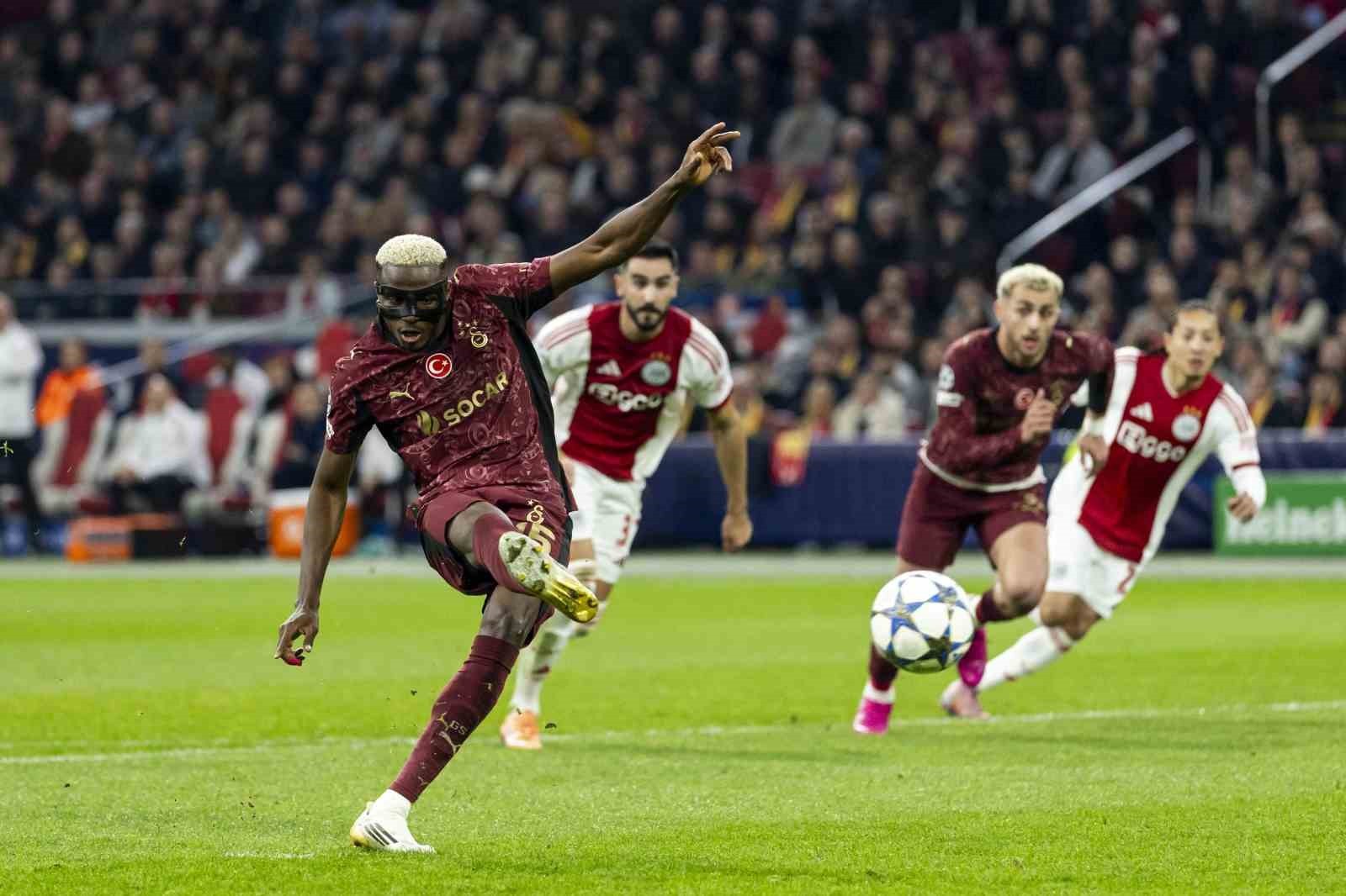 GALATASARAY’IN NİJERYALI FUTBOLCUSU VİCTOR OSİMHEN, AJAX MAÇINDA ATTIĞI 3 GOLLE AVRUPA KUPALARINDA...