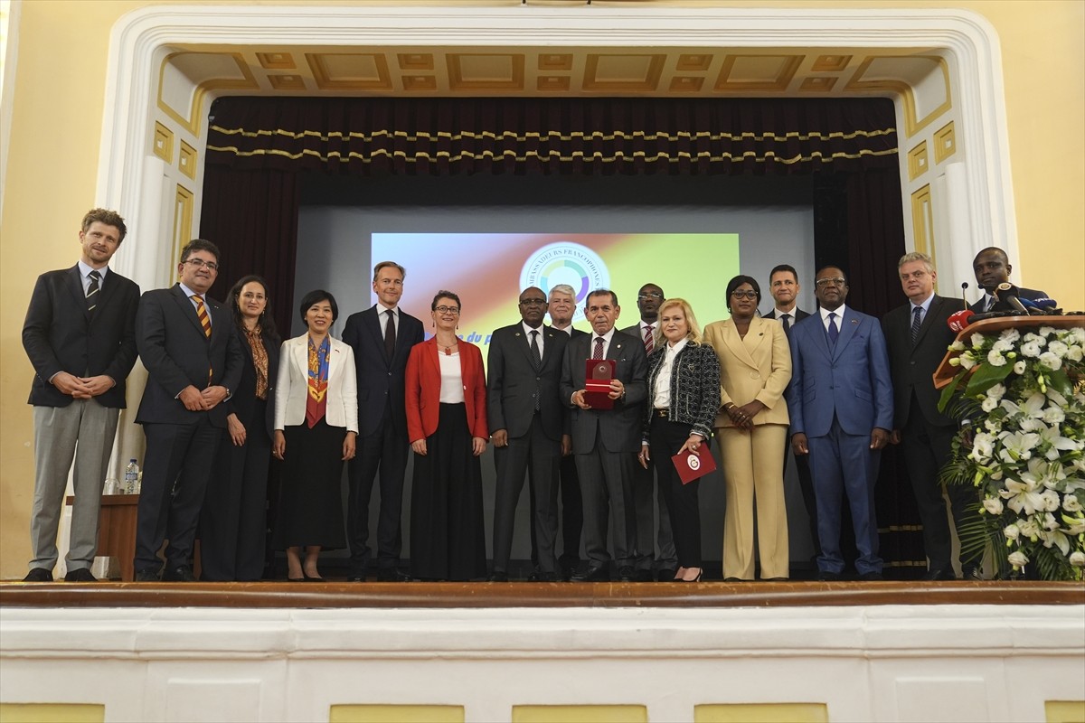 Galatasaray Kulübü Başkanı Dursun Özbek'e (sağ 6) Galatasaray Lisesi'ndeki Tevfik Fikret...
