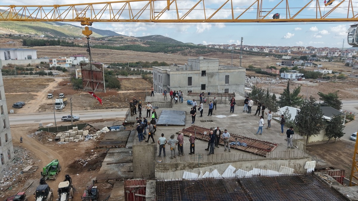 Gaziantep'in Nurdağı ilçesinde, rezerv alanında yapımı süren konut projesinin son kalıbı, davul...