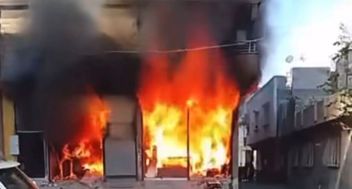 GAZİANTEP'TE BİR İŞ YERİNDE ÇIKAN VE KISA SÜREDE BÜYÜYEN YANGIN, İTFAİYE EKİPLERİNCE SÖNDÜRÜLDÜ....