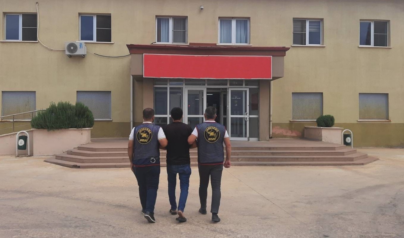 GAZİANTEP'TE ÇEŞİTLİ SUÇLARDAN HAKLARINDA KESİNLEŞMİŞ HAPİS CEZALARIYLA ARANAN 3 ŞAHIS, JANDARMA...