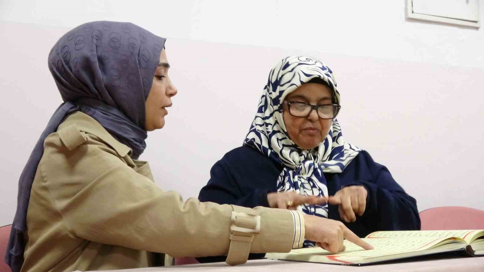 GAZİANTEP'TE İŞİTME ENGELLİ KADINLAR İÇİN KUR'AN KURSUNA KATILAN 63 YAŞINDAKİ NECLA YAZICIOĞLU...