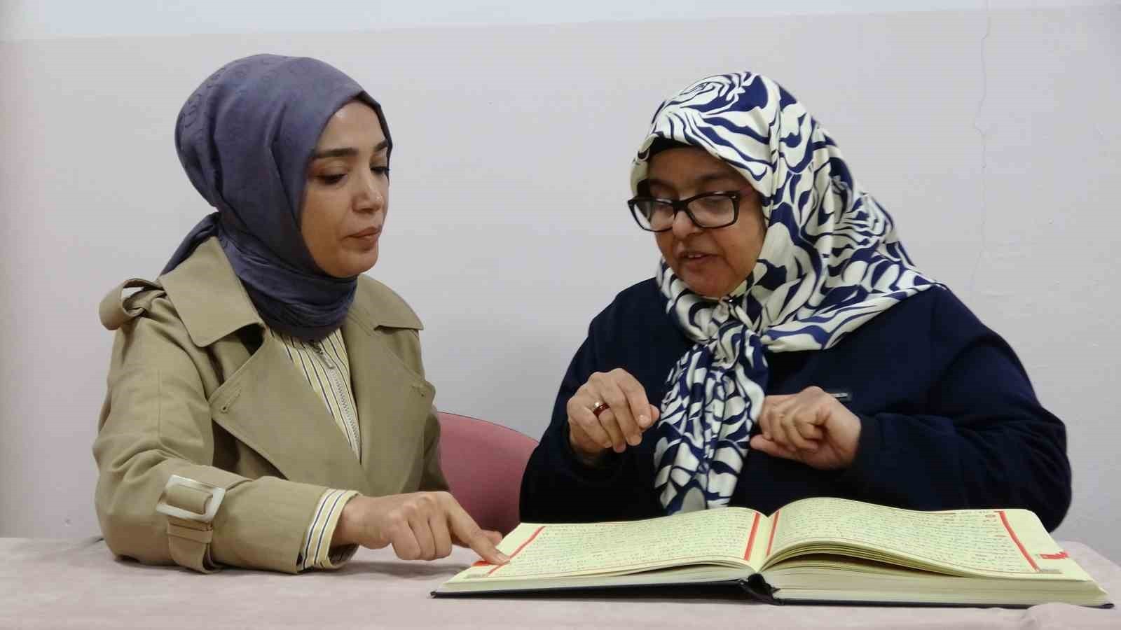 GAZİANTEP'TE İŞİTME ENGELLİ KADINLAR İÇİN KUR'AN KURSUNA KATILAN 63 YAŞINDAKİ NECLA YAZICIOĞLU...