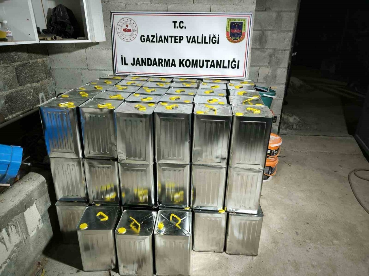 GAZİANTEP'TE PİYASA DEĞERİ 500 BİN TL OLAN BİN 674 LİTRE SAHTE ZEYTİNYAĞI ELE GEÇİRİLDİ, JANDARMA...