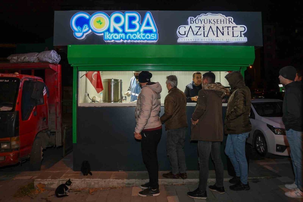 GAZİANTEP BÜYÜKŞEHİR BELEDİYESİ, KENT GENELİNDE KURDUĞU 39 ÇORBA İKRAM NOKTASIYLA SOĞUK KIŞ...